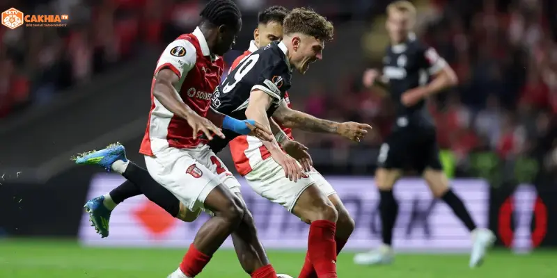Không khí Europa-Park Stadion trước Freiburg vs Sporting Braga